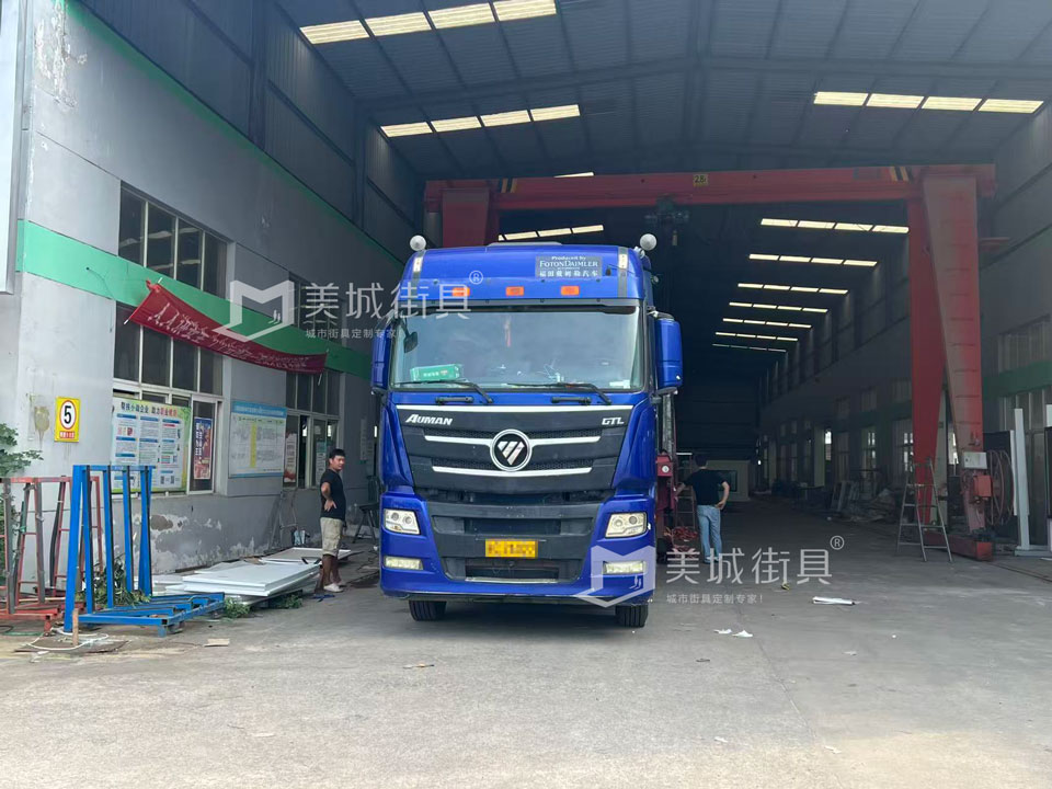 江蘇美城街具為新疆定制公交候車(chē)亭第四批發(fā)貨案例 江蘇美城街具為新疆定制公交候車(chē)亭第四批發(fā)貨案例